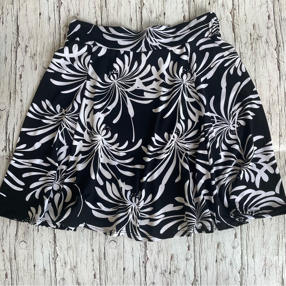 ⭐️(M) Suzy shier| black and white floral print flowy skirt
